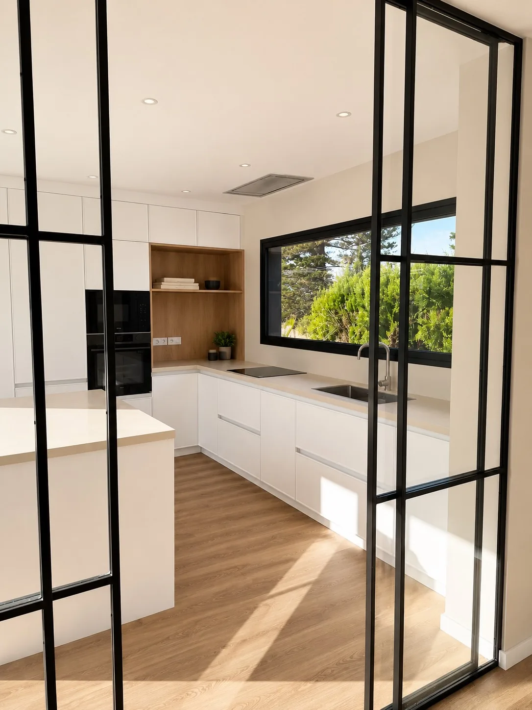 Cocina en blanco y roble en L con encimera clara y ventana panorámica
